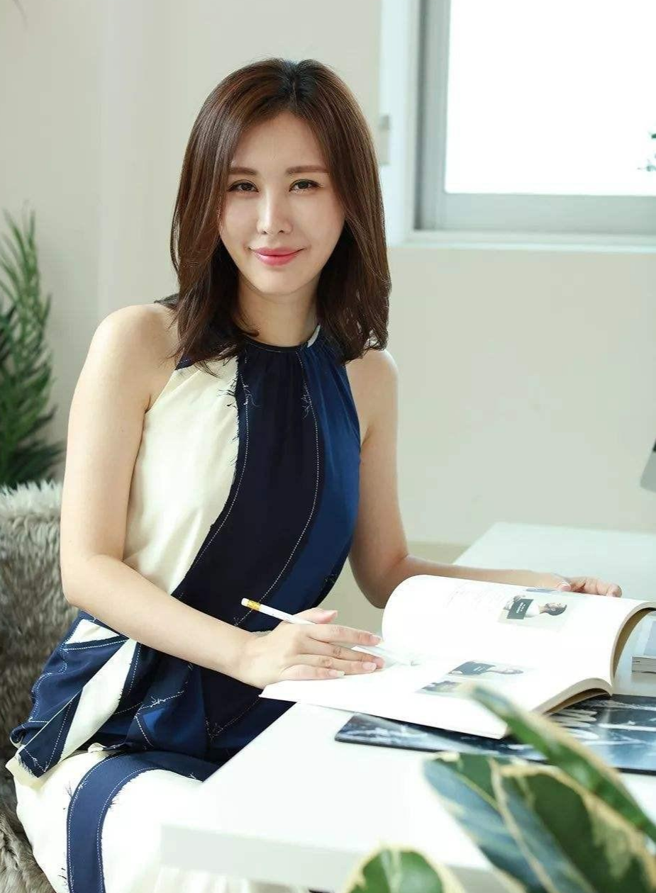 田朴珺|王石老来得女,一岁多的女儿乖巧,长大后肯定像妈妈一样是个美人