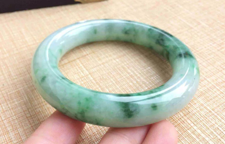 翡翠手镯|越来越多的人喜欢翡翠手镯,因为它的适用范围广,总有一款适合你