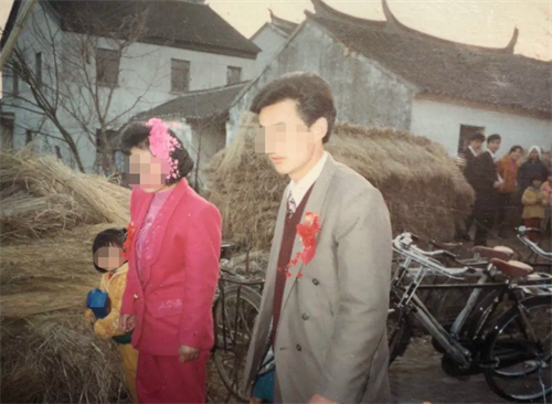 2001年,河南母女骗彩礼2.68万,新婚4次当9天新娘,丈夫3天必死