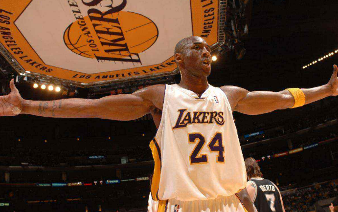 科比·布萊恩特|看過一次科比防守韋德的，從后場一直粘到前場，不停的小動(dòng)作干擾