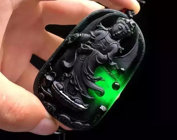 翡翠|翡翠当中的珍宝，被缅甸称之为国宝，颜色特别鲜艳亮丽