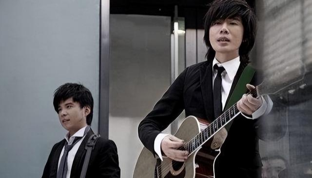 电视剧|水木年华:爆红后换人,前成员李健越来越火,他们却在乡镇商演