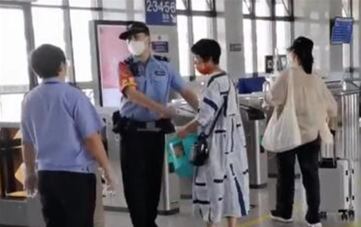 大妈带活鱼上高铁被拦，一怒之下当场将鱼摔死，官方作出回应