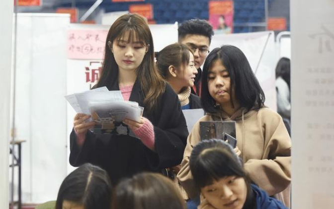 教师|父母眼中的“铁饭碗”，我们应该听从吗？应该认可吗？