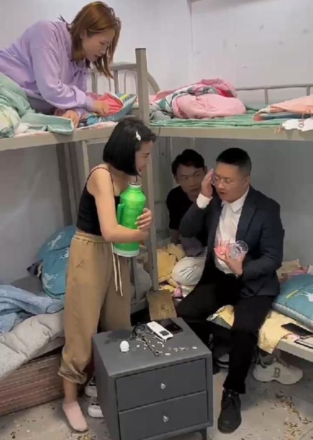 女孩强行留男友在螺丝厂女宿舍过夜,上铺舍友敢怒不敢言:天天这样谁受得了!