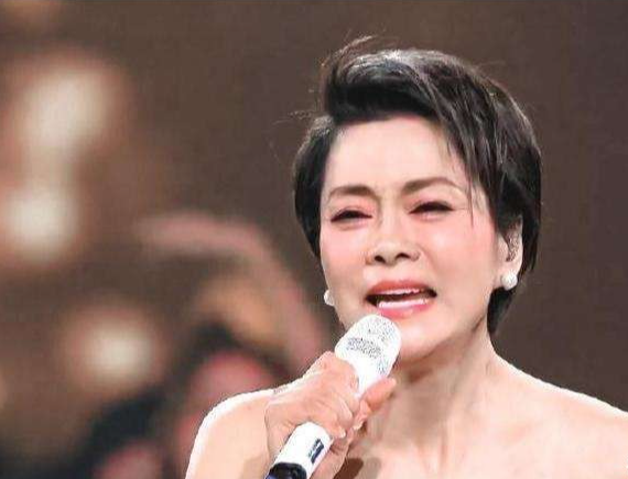 白澍|毛阿敏：是自己倒追的丈夫，她丧夫后首次现身，人比黄花瘦