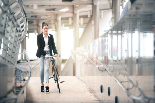 |上班族与领导有误会，不会把领导当“上司”，在他面前就不见身影