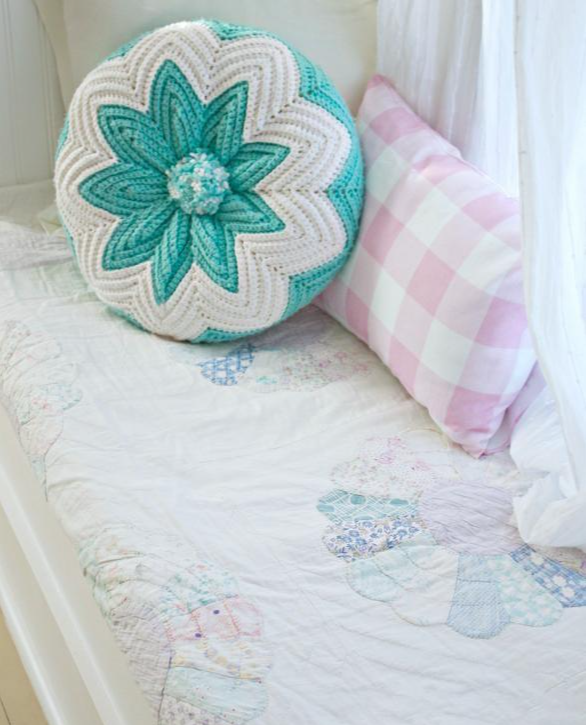 窗边空荡荡有些浪费,找俩床头柜拼个卡座,“凹”字形挺舒服!