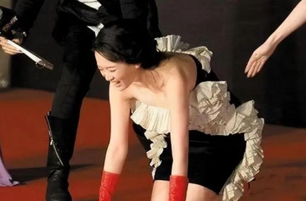 假摔|假摔，衣服滑落，红毯钉子户：明星走红毯尴尬瞬间，既搞笑又心酸