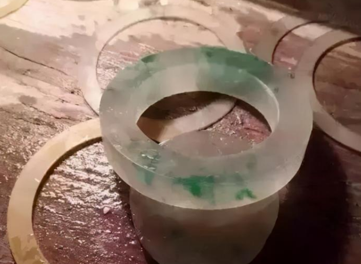 雕刻|翡翠手镯心拥有妙用，不单单可以赚到钱，还彰显了不同的品味