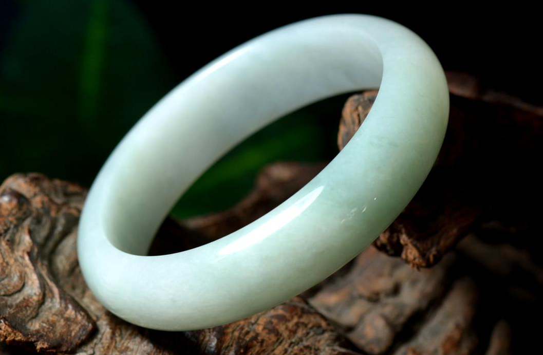 翡翠|哪种翡翠才可以买下来收藏呢?翡翠的收藏排行,第一不是手镯