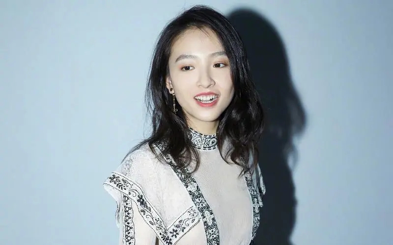 吴倩|嫁对人和嫁错人相比,外貌区别有多大?看看唐艺昕和吴倩就知道了!