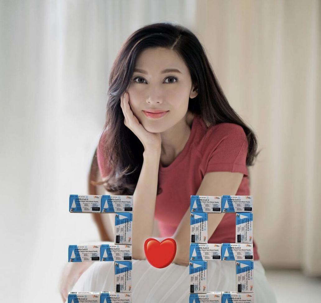 李嘉欣|51岁李嘉欣罕晒素颜照，嘴唇发紫毛孔粗大，俩月前紧急住院险丧命