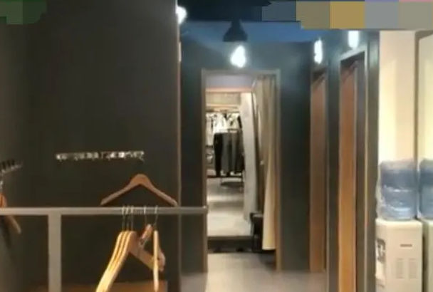 广东广州，女子在试衣间将他人遗留手机装到自己包里拿走