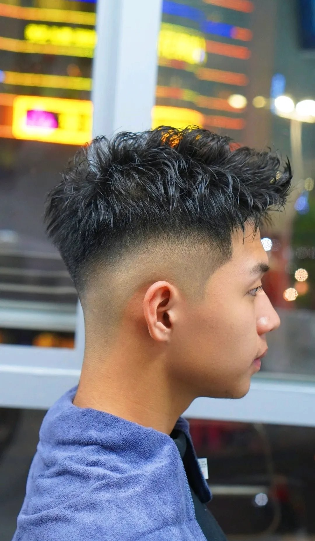 男士发型 新年最火男发16款,两侧推短头顶抓抓就是不一样,剪就对了。