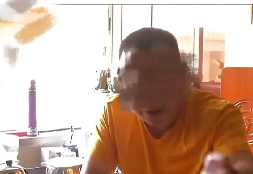 浙江台州,男子的儿子在5年前出了一场车祸,右腿被压烂没钱治疗