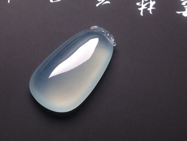 翡翠|翡翠的色彩十分丰富，每一种色彩的寓意都不同，适合的人群也不同