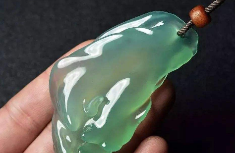 翡翠|翡翠表面有划痕,哪些办法让它焕发新光,还可以佩戴吗?