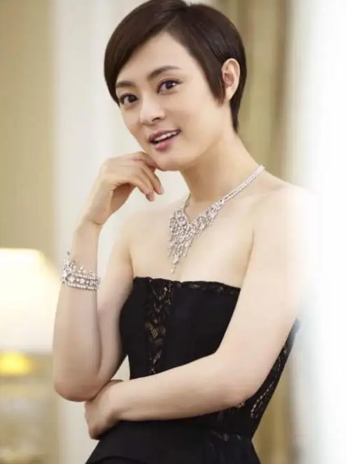 孙俪|成熟又知性的装扮，让孙俪更彰显个人魅力，女人味十足