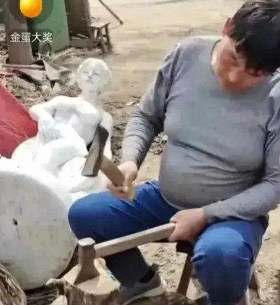 朱之文|大衣哥曾最爱美女雕塑,就这样被无情地推倒在地,抛弃了?