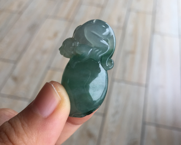 翡翠|挖出来的翡翠原料上,有一些会存在断口,它可以评判原料的品质