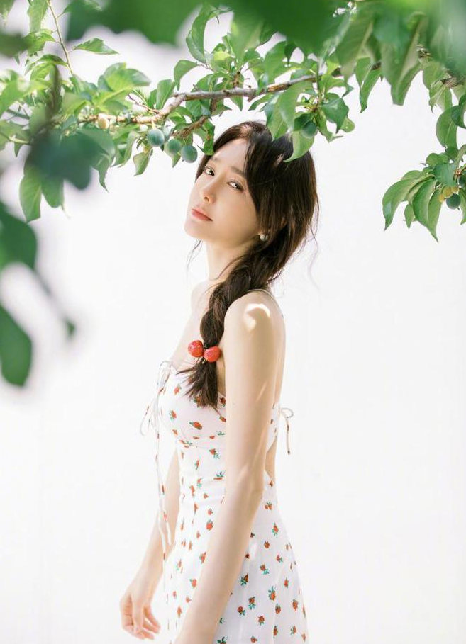 秦岚|“纸片人”43岁秦岚,长腿瞩目又白又细似竹竿,瘦到认不出!