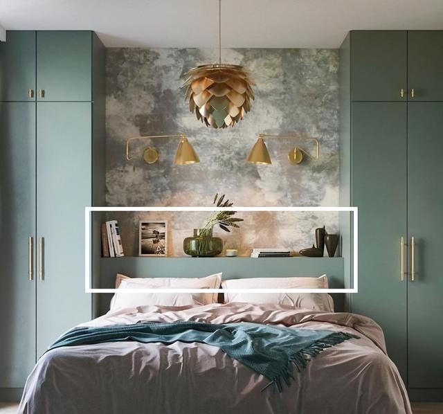 床头一左一右斜着装衣柜,初看一般般,时间久了,会发现确实好用