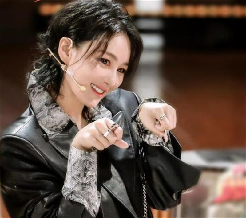 张馨予|张馨予公开撒狗粮,坦言会看丈夫何捷的手机,却发现了一个大秘密