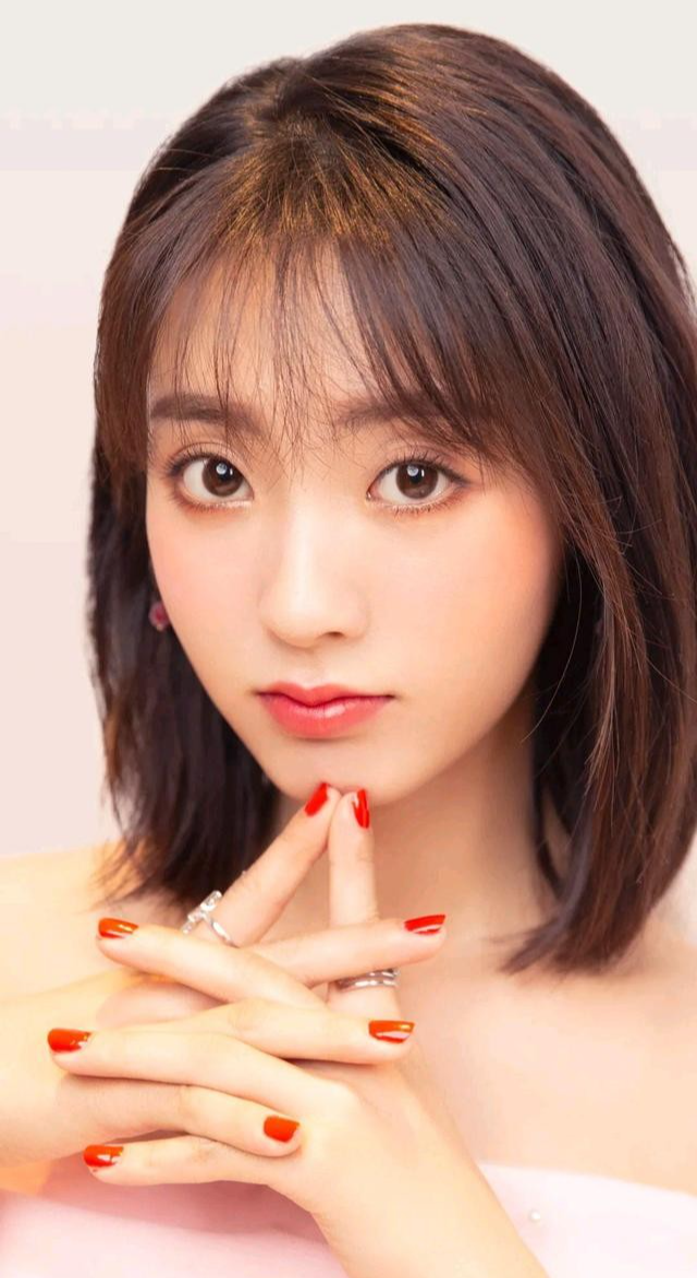 邢菲|邢菲近照，又被美到了，这身打扮我太喜欢了，清新气息扑面而来