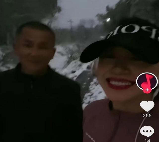 公公陪儿媳晨跑,遭网友议论,公公:一起锻炼身体,有问题吗?