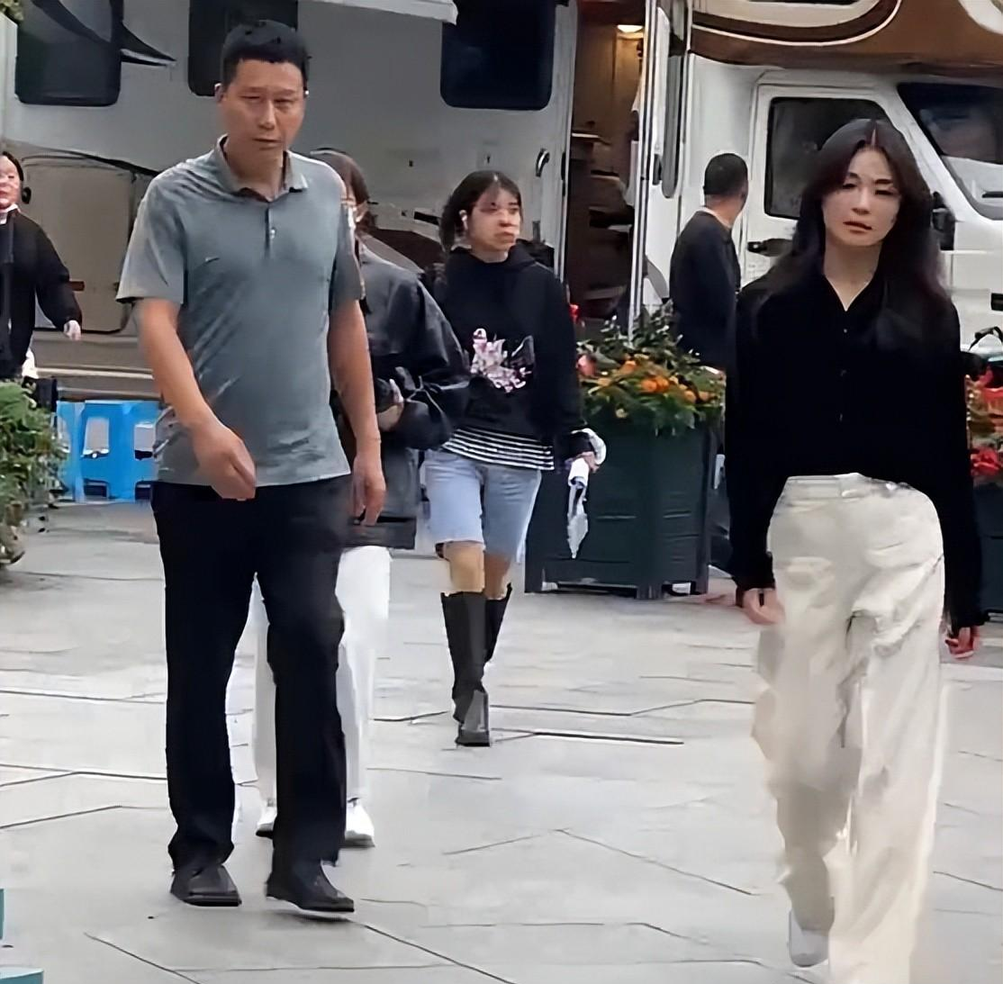 刘涛|刘涛现身，成都街头拍戏，皮肤娇嫩，身材曼妙似少女，看不出已44岁