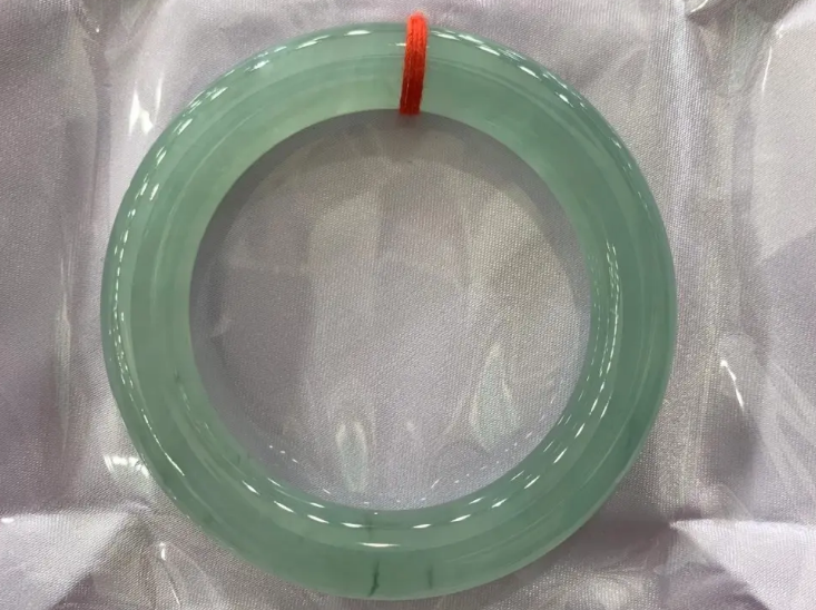 翡翠手镯|翡翠手镯的价值很高，主要是这几个方面决定，买之前要了解清楚