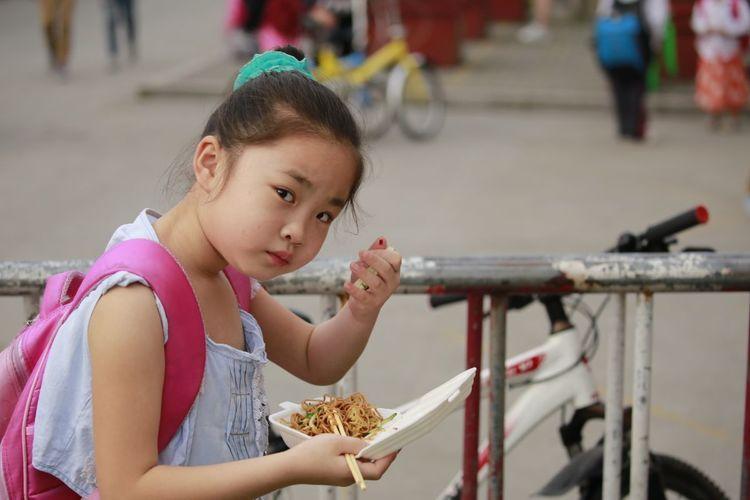 牛奶|7岁女孩每天喝牛奶,确诊“脾胃衰竭”,医生惋惜:父母的爱,害了孩子