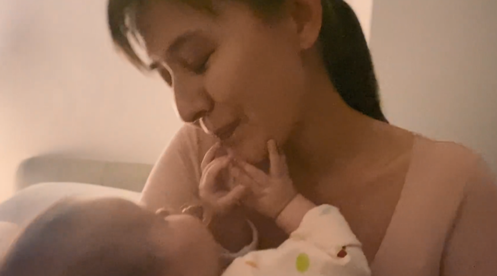 热依扎|热依扎晒女儿近照,小家伙胖乎乎超可爱!她未提及孩子的亲生父亲