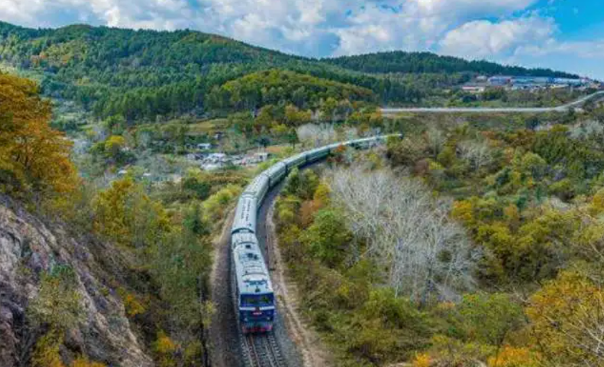 火车|被誉为旅游观光列车,两天两夜横跨5000公里,只停靠12个火车站