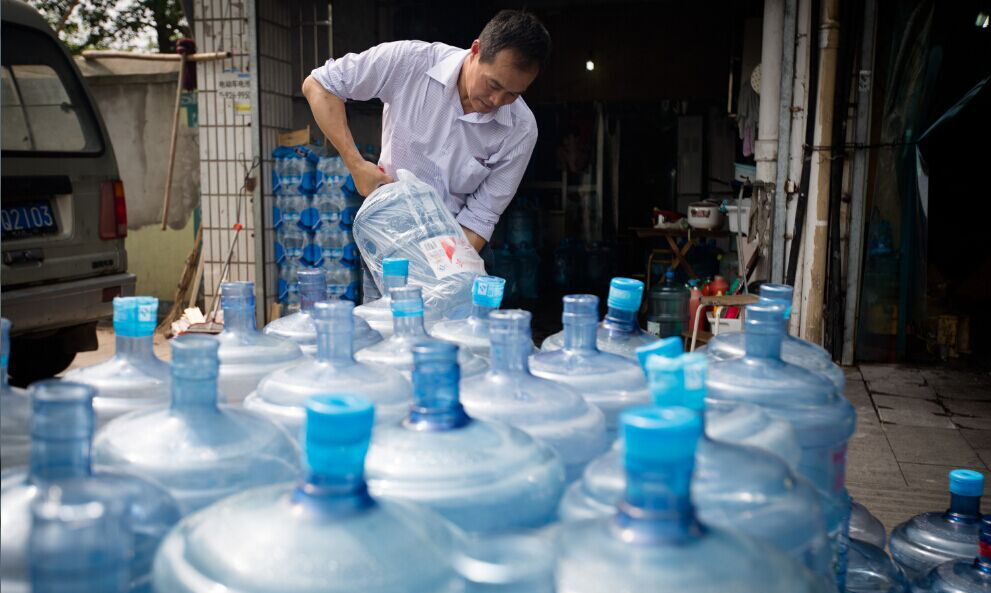 运动|卫生组织呼吁：停止饮用“1桶装水”，喝一口等于钢丝球“刮甲状腺”，趁早远离