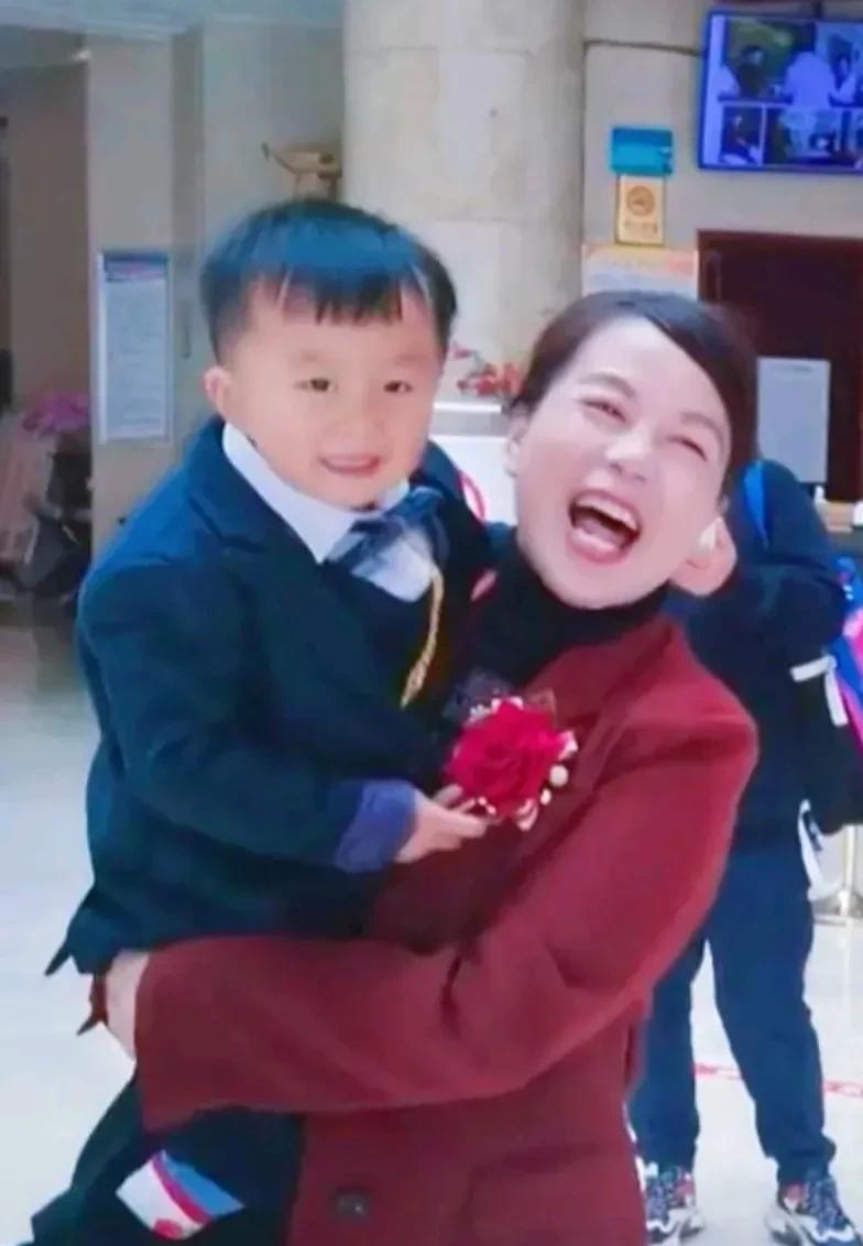 千娇百媚|许妈一直被模仿，从未被超越。网友：有人穿上龙袍，也不像太子