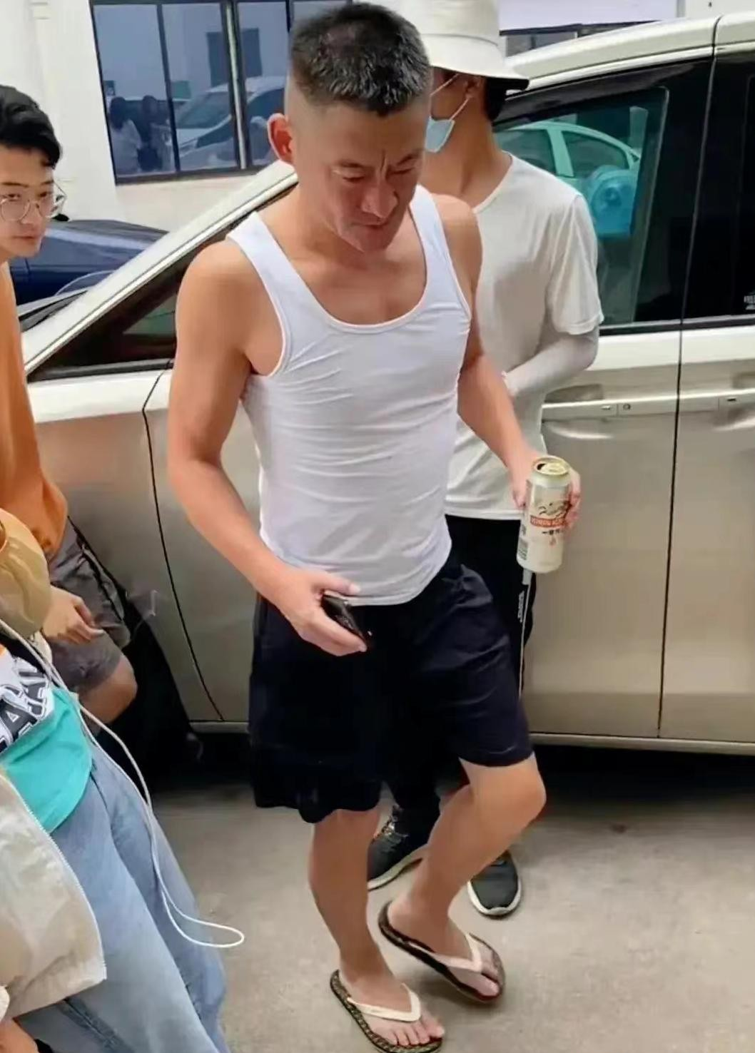 景岗山|55岁的景岗山，老态憔悴，喝酒成瘾与发妻离婚，现任妻子大气漂亮