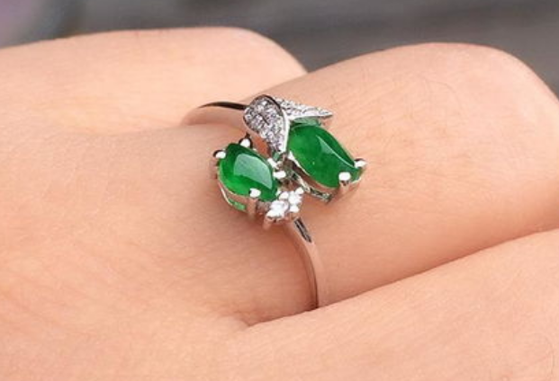 翡翠|翡翠戒指看起来差不多，为什么价格有如此大的差距？种水色很重要