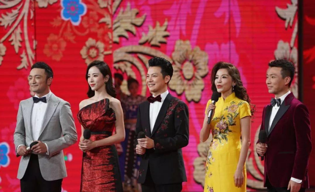 央视|央视主持阵容更新替换，多位主持人被弃用，年轻面貌将登上舞台