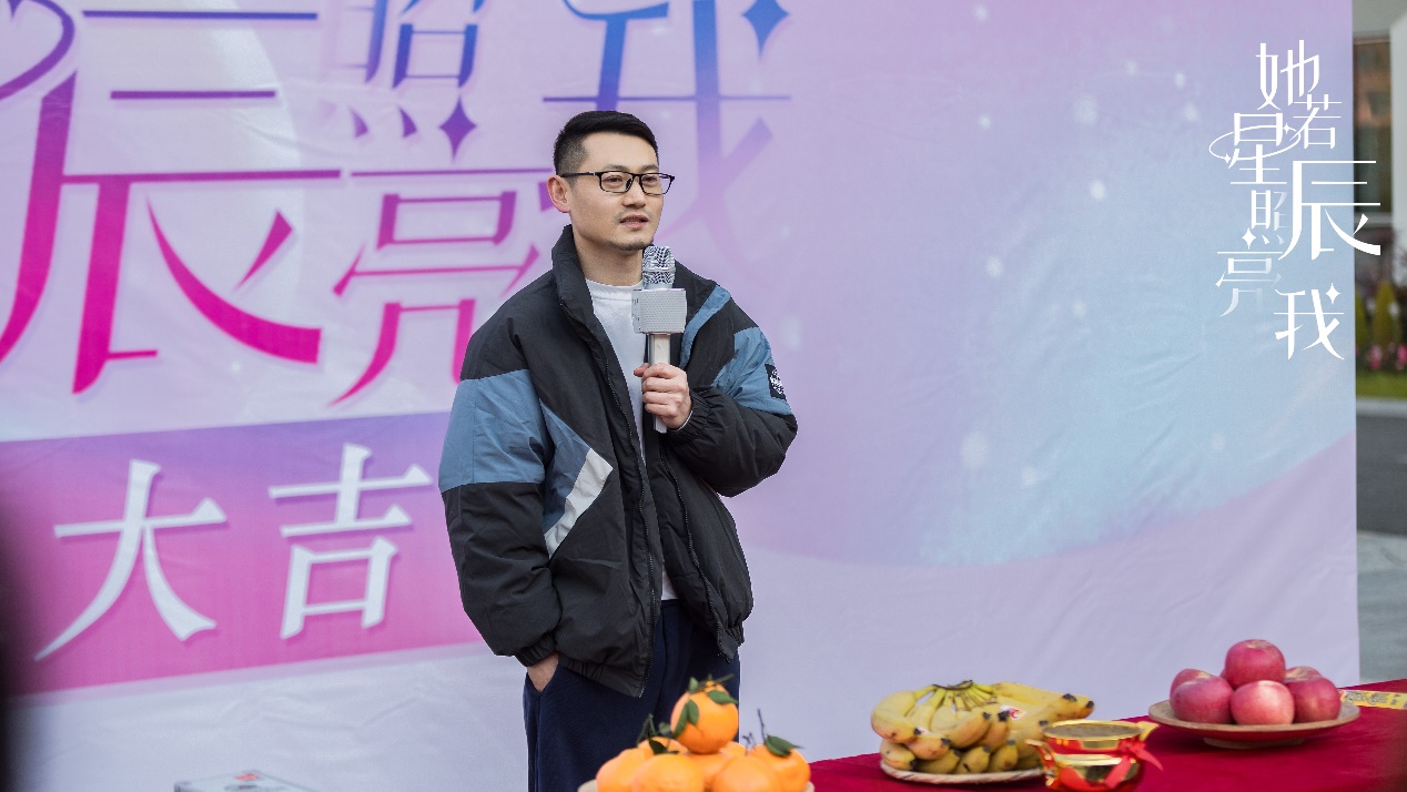 秦海璐|都市甜宠剧《她若星辰照亮我》开机！上演治愈AI恋，穿过寒冬只为拥抱你