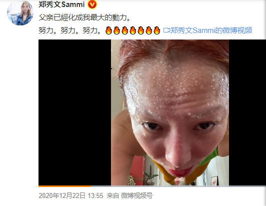 郑秀文|49岁郑秀文晒素颜照，穿小背心肌肉线条明显，卸妆后眉毛消失显突兀