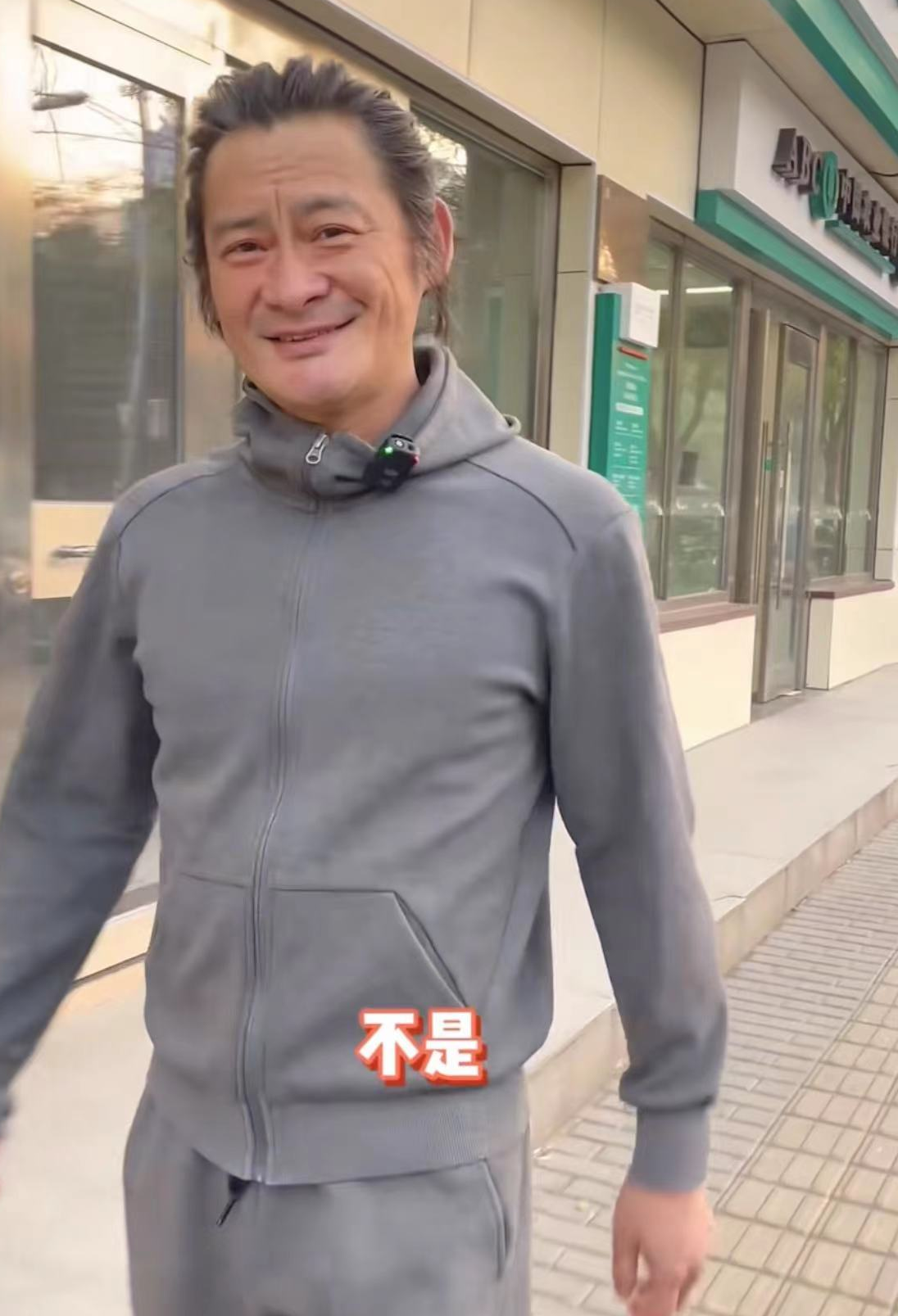 景冈山|55岁的景冈山,给二婚老婆在街边买桔子,酒精脸老到让人认不出