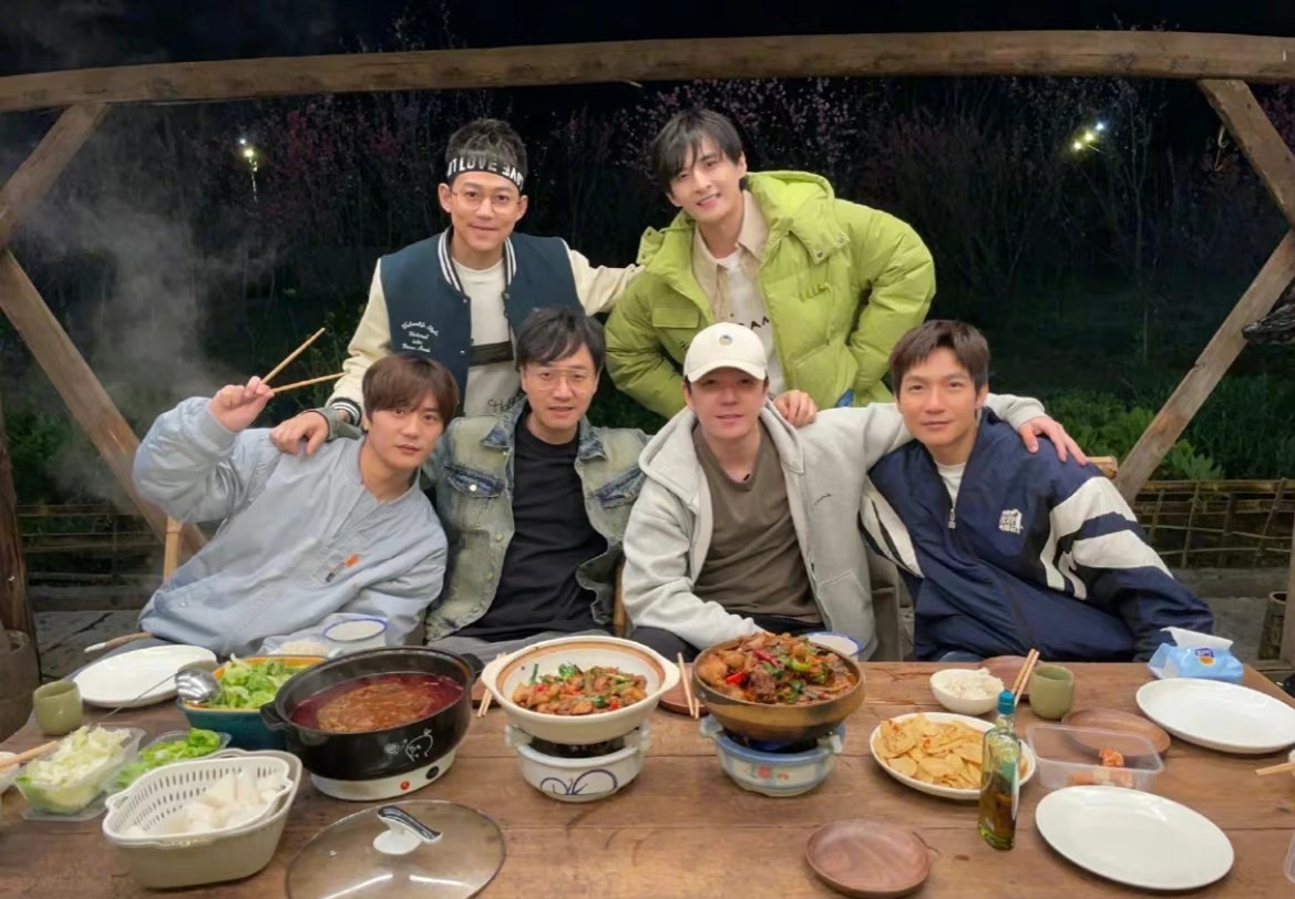 宋亚轩|宋亚轩被王铮亮“蹭”到了，再就业男团确实有点东西哈