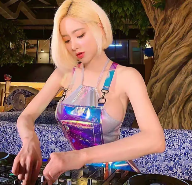 dj|韩国女星在美国被逼当众脱裤，引发热议！