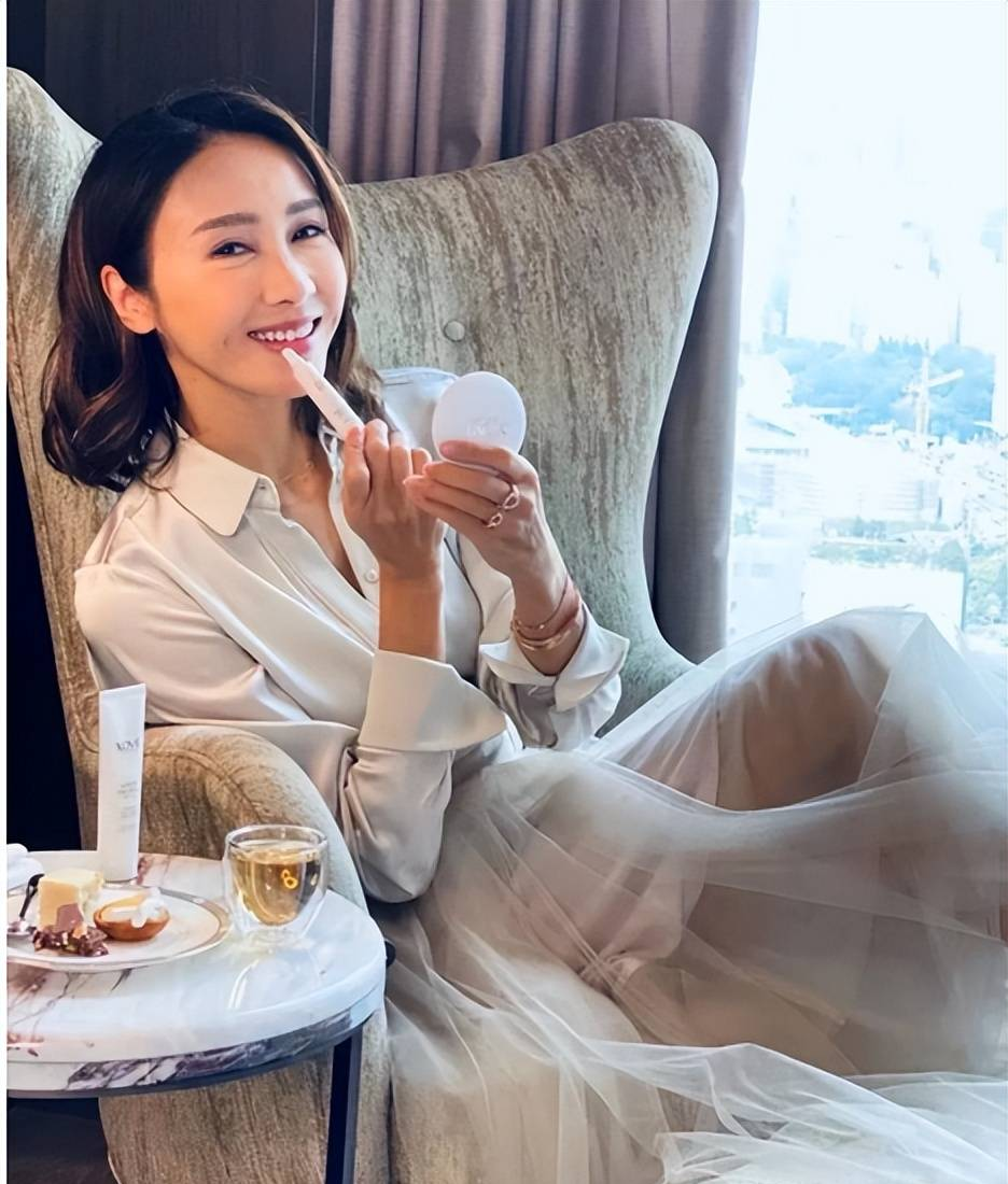 黎姿|50岁黎姿阔太生活好精致！穿浴袍洗脸氛围感足，素颜打球身材纤细