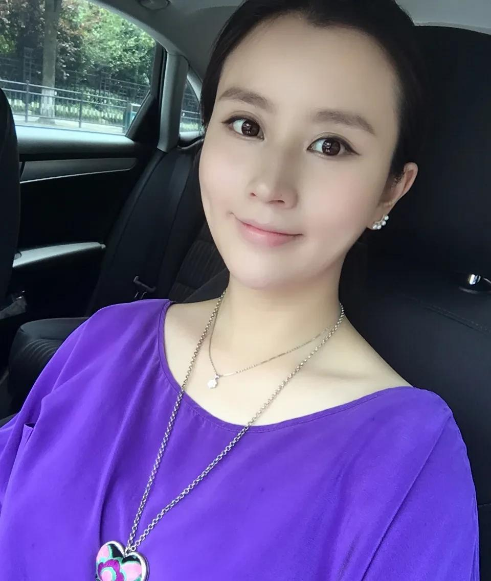 伏玟晓|东方卫视伏玟晓晒照,33岁的她淡妆出镜,两婚两离的她状态相当好