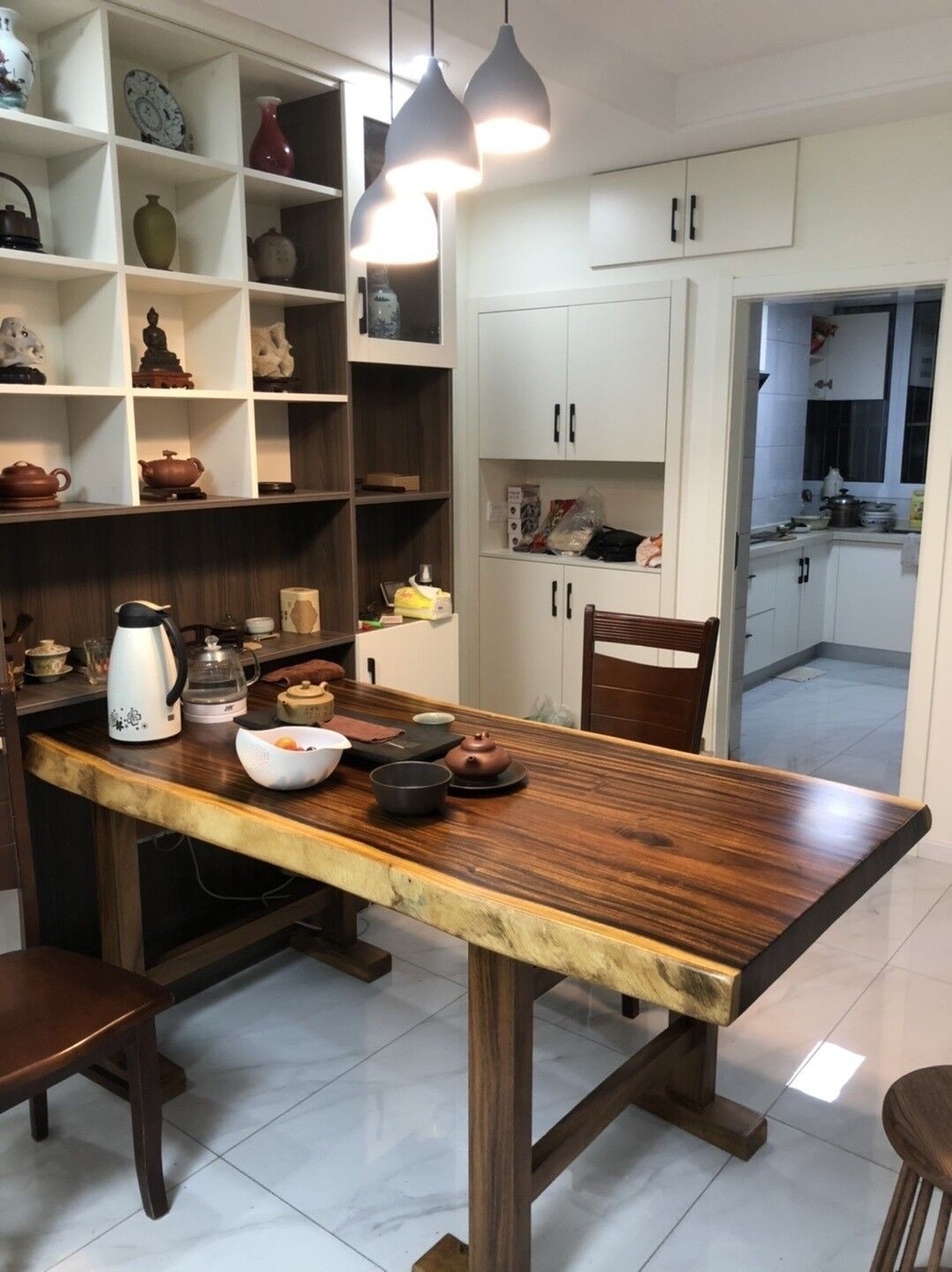 还在用传统的实木桌子吗?整块木头的实木大板桌了解下