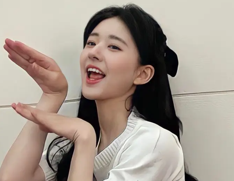 赵露思|赵露思虽然是圆脸，但是五官很标志，长得很不错的