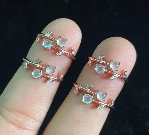 翡翠|圆润饱满又小巧的白冰翡翠蛋面尽显精美风姿！